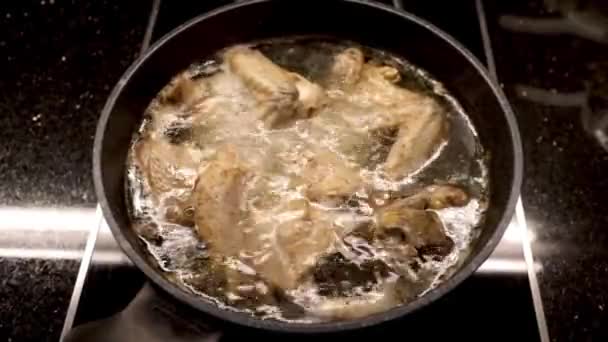 Proces Gotowania Gotującego Się Kurczaka Robienie Zupy Kurczaka Jako Posiłku — Wideo stockowe