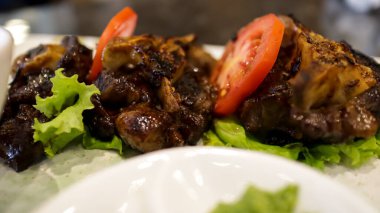 Ana yemek ızgara öküz kuyruğu genellikle çorba ve pirinç ile servis edilir, otantik Asya yemekleri..