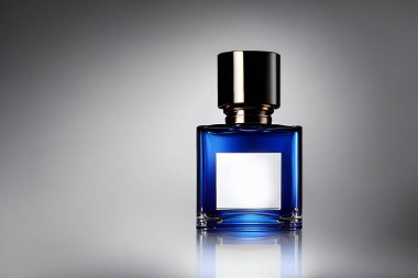Mavi şişe parfüm modelleme stüdyo çekimi, izole edilmiş arka plan, beyaz etiket, pazarlama ve ürün sunumu.