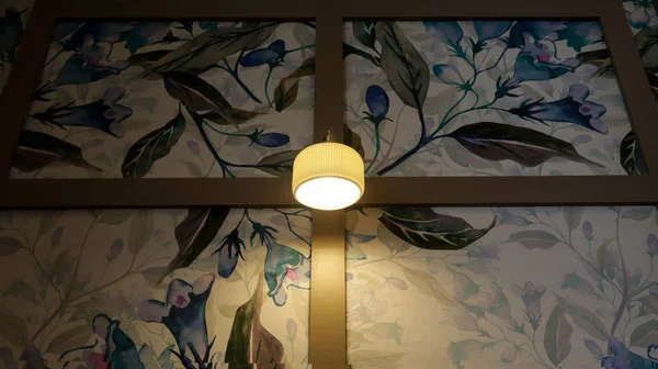 非常に美しい芸術的な花の装飾の背景を持つシンプルなミニマリストの壁ランプ — ストック写真