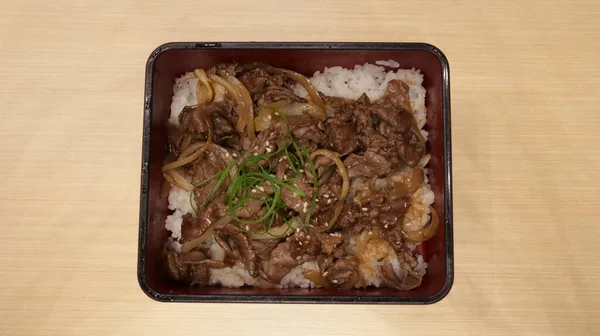 ご飯と一緒に箱の中で日本料理焼肉グリル肉料理 — ストック写真