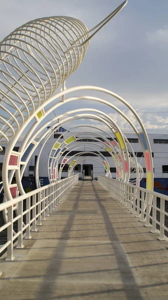 Gyönyörű Kikötő Móló Komphajó Bejárata Délutáni Égbolt Hátterében — Stock Fotó