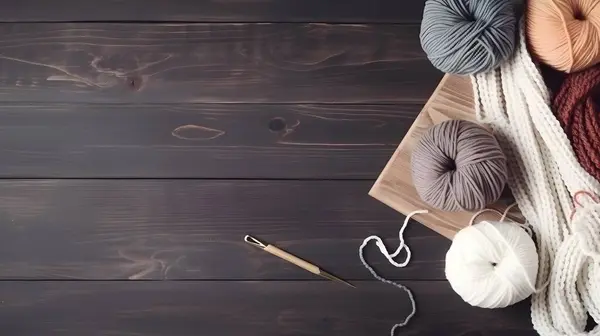 编织和编织的业余爱好 色彩艳丽的纱球 桌面上的针织针头 带有复制空间 平铺和木制背景 — 图库照片