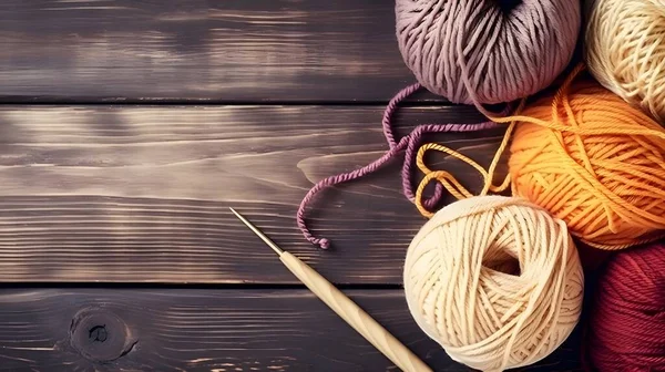 编织和编织的业余爱好 色彩艳丽的纱球 桌面上的针织针头 带有复制空间 平铺和木制背景 — 图库照片