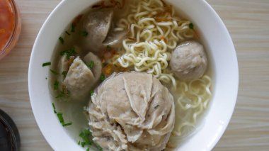 Endonezya 'nın ünlü besin değeri olan Bakso ya da baso, et suyu, erişte çorbası, soya sosu ve biraz kırmızı biber sosu ile servis edilen bir köfte türüdür..