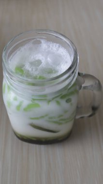 Bir bardak Cendol buzu ya da geleneksel buzlu tatlı Batı Java, Orta Cava, Doğu Java, Endonezya 'dan. İçinde yeşil pirinç jölesi, hindistan cevizi sütü ve palmiye şekeri şurubu var..