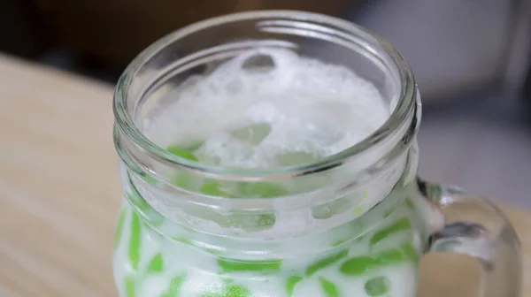 西ジャワ州 中央ジャワ州 東ジャワ州 インドネシアの伝統的な氷の甘いデザート 緑米粉ゼリー ココナッツミルク パームシュガーシロップの滴が含まれています — ストック写真