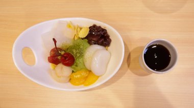 Shiratama Anmitsu, kibrit dondurmalı, çeşitli meyveli, gura ezmeli ve özel kahverengi şeker soslu klasik bir Japon tatlısıdır..