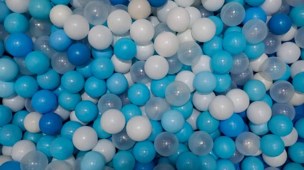 色彩斑斓的蓝色透明塑料球在干燥的室内游泳池球儿童游乐场 — 图库照片