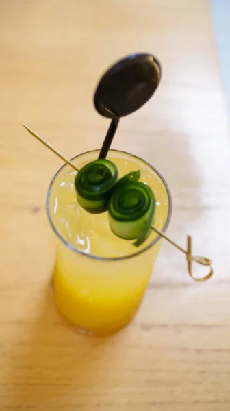 Tropical Blush Mocktail Bebida Doce Fresca Com Manga Frutas Tropicais — Fotografia de Stock