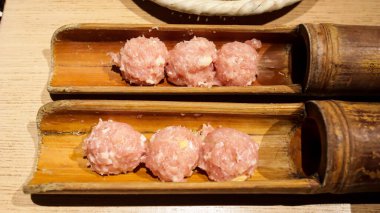 Tsukune genellikle baharatlı tavuk kıymasından yapılan bir Japon köftesi türüdür. Bambu şişte servis edilmiş ve Yakitori Japon restoranında mangal mangalı üzerinde yakitori usulü pişirilmiş..