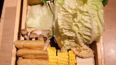 Japon yemeği shabu shabu için sebze seti aburage, tofu, corn, mushrom, lahana, marul, noodle gibi.