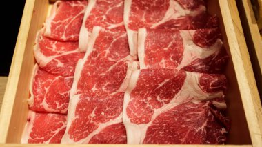 Japon yemeği Shabu Shabu ya da Yakiniku barbeküsü için taze çiğ et dilimleri. Bir dilim kaliteli wagyu eti..