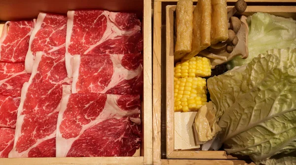 日本沙布沙布的新鲜生牛肉片肉类和蔬菜 — 图库照片