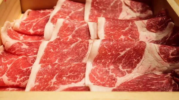 日本料理のしゃぶしゃぶや焼肉のバーベキューのための新鮮な生肉スライス肉 上質な和牛の肉のスライス — ストック写真