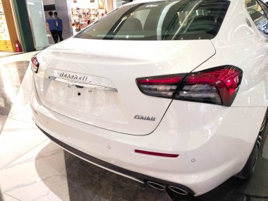 25 Mart 2023, Batam - Endonezya: Grand Mall Batam 'da sergilenen motor kapasitesi 4691 cc olan yeni beyaz Maserati Ghibli 2023 sedan.