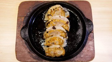 Yaki Tori Ebi Iri Gyoza, ağız sulandıran karides, sarımsak ve zencefil ile dolu ve soya ve chili gyoza sosu ile servis edilen gevrek ve sulu bir gyoza ile dolu bir yemektir..