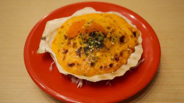 Baharatlı Haruyaki, çıtır çıtır, ezilmiş deniz ürünleri ve sebzelerle kaplanmış baharatlı baharatlı mayonez soslu lezzetli bir Japon yemeğidir..