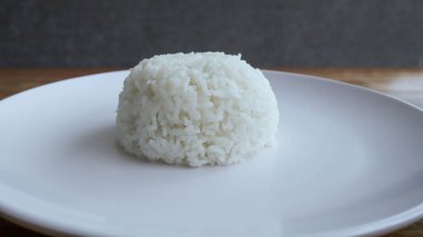 Yemek için bir tabak beyaz pirinç, stüdyo çekimi, ticari ve ürün pazarlama promosyonu için..