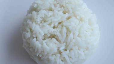 Ticari ve ürün pazarlama promosyonu için hazır bir tabak beyaz pirinç, stüdyo çekimi. Makro görüntüyü kapat.