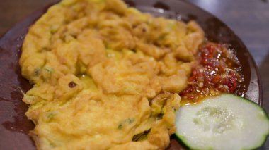 Bir tabak omlet yumurtası, bol yağda pişirilmiş ve geleneksel sambal ya da püre soslu. Endonezya usulü mutfak.