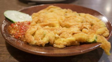 Bir tabak omlet yumurtası, bol yağda pişirilmiş ve geleneksel sambal ya da püre soslu. Endonezya usulü mutfak.