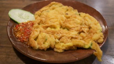 Bir tabak omlet yumurtası, bol yağda pişirilmiş ve geleneksel sambal ya da püre soslu. Endonezya usulü mutfak.