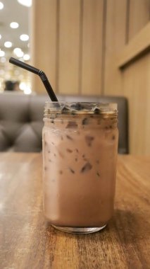 Ice milk cincau, Endonezya 'dan geleneksel bir soğuk içecek veya süt ve esmer şekerli buzlu ot jölesidir..