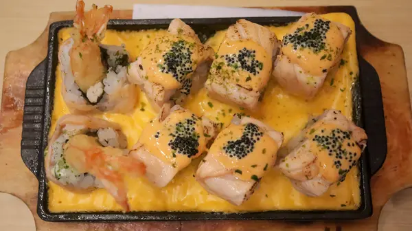 Salmon Melted Cheese Roll Est Ensemble Sushis Composé Saumon Crevette — Photo