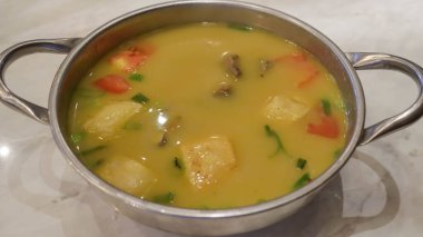 Biftek, et, et ve sebzelerden oluşan lezzetli bir karışım içerir. Sıklıkla, limon otu, zerdeçal ve soğan gibi aromatik baharatları içerir, zengin ve lezzetli Endonezya lezzeti yaratır..