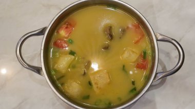 Biftek, et, et ve sebzelerden oluşan lezzetli bir karışım içerir. Sıklıkla, limon otu, zerdeçal ve soğan gibi aromatik baharatları içerir, zengin ve lezzetli Endonezya lezzeti yaratır..