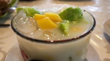 Es Teler Avocado ve Jackfruit, Endonezya lezzeti buzlu, avokado, hindistan cevizi, çimen jölesi, hindistan cevizi sütü, konsantre süt, pandan şurubu, şeker karışımı. Tatlı, taze ve kremalı..