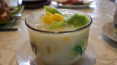 Es Teler Avocado ve Jackfruit, Endonezya lezzeti buzlu, avokado, hindistan cevizi, çimen jölesi, hindistan cevizi sütü, konsantre süt, pandan şurubu, şeker karışımı. Tatlı, taze ve kremalı..