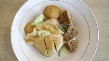 Pempek 'in tadını çıkar, Endonezya, Palembang' tan lezzetli balık kekleri, tatlı ve ekşi kuah cuko sosuyla servis edilir. Benzersiz lezzetlerle zenginleştirilmiş balık ve tapyoka karışımı..