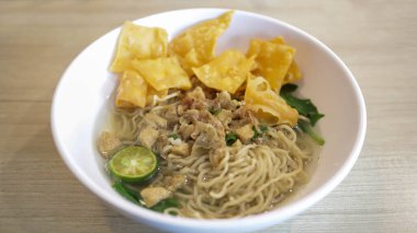 Ağız sulandırıcı bir kase Mie Ayam, Endonezya 'nın popüler sarı buğday eriştesi doğranmış tavuk, mantar ve bir dizi lezzetli baharat. Çin ve Endonezya aromalı enfes bir karışım..