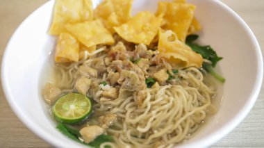 Ağız sulandırıcı bir kase Mie Ayam, Endonezya 'nın popüler sarı buğday eriştesi doğranmış tavuk, mantar ve bir dizi lezzetli baharat. Çin ve Endonezya aromalı enfes bir karışım..