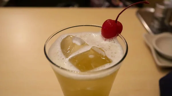 泡在一杯黄色冰红茶中 这是一种能解渴的芒果和茶的混合物 可以在冰上饮用 以获得凉爽的热带点心 — 图库照片