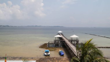 Tahta köprü rıhtımı ya da rıhtım ya da rıhtım iskelesi kıyıya yanaşması için. Balık tutmak ya da dinlenmek için dinlenme tesisi ya da halk eğlencesi.