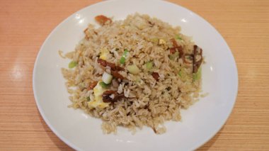 Lezzetli Beyaz Tabakta Kızarmış Ördek Pirinci