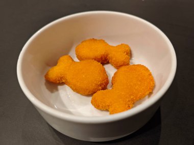 Çocuk menüsü için çıtır balık şekilli tavuk nuggetları..