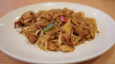 Otantik Asya Karıştırması Beyaz Tabakta Canlı Sebzelerle Kızarmış Erişte