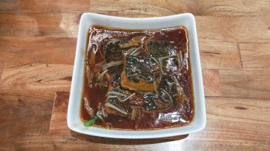 Zarif Japon tofu yığını Enoki mantarları ve taze sebzelerle