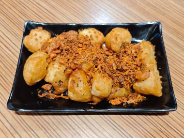 Altın Çıtır Kızarmış Tofu Sarımsak Baharatlı Kara Tabak, Tahta Masa Arkaplanı