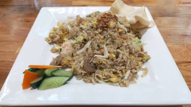 Ahşap Masa Arkaplanlı Baharatlı Deniz Ürünleri Kızarmış Pirinç