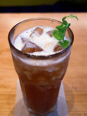 Buzlu Lychee Çay Serinleticisi Sıcak Konforlu Çevre Işığında Uzun Bardakta sunuluyor