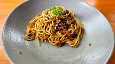 Restoran ortamında Gri Tabakta Spagetti Bolonez Lokantası.