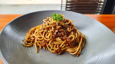 Restoran ortamında Gri Tabakta Spagetti Bolonez Lokantası.