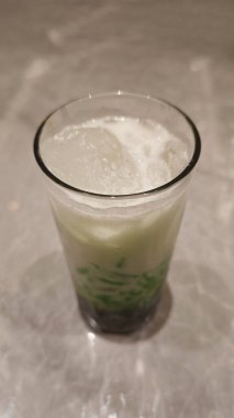 Kremalı ve Yeşil Katmanlı Mermer Masada Buzlu Cendol Tatlısı