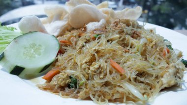 Taze Kızarmış Vermicelli, Sebze ve Kraker ile İyi-Lit Restoranı 'nda Beyaz Tabakta