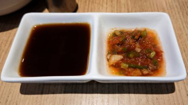 Siyah Soya sosu ve Baharatlı Salsa soslu, Beyaz Bulaşık İçinde Duble Soslar.